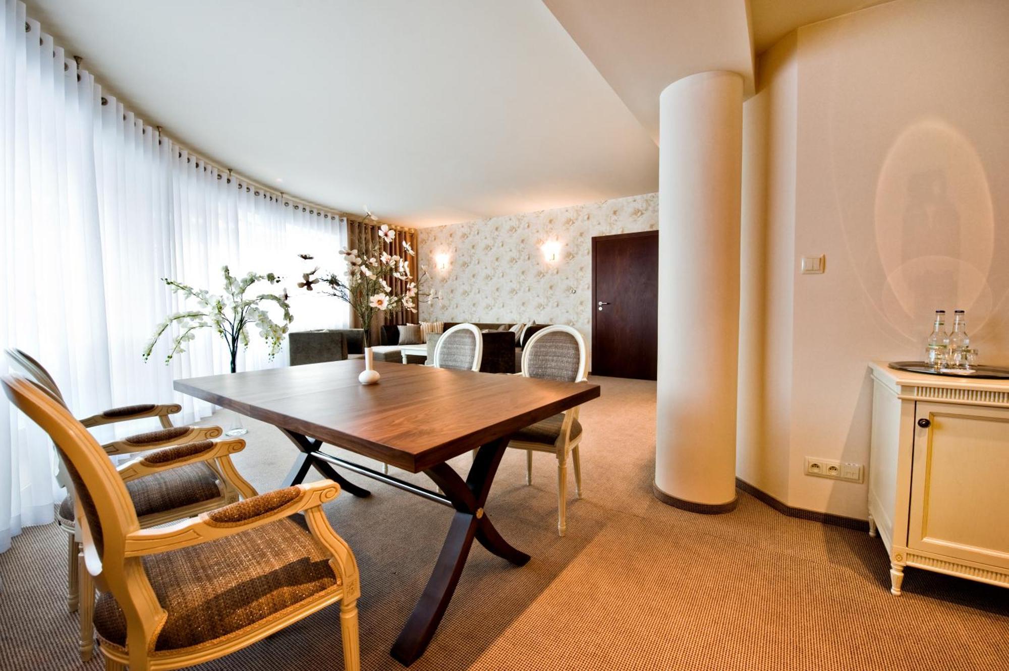 Hotel Prezydencki 4-Star Rzeszow Bagian luar foto